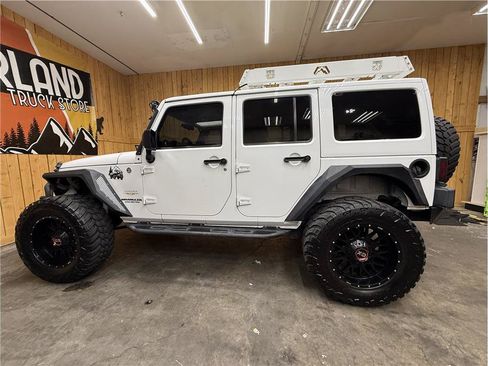 Used 2012 Jeep Wrangler Unlimited Sahara w/ Connectivity Group AWD/4WD image 9