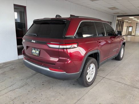 Certified 2022 Jeep Grand Cherokee Laredo w/ Luxury Tech Group I RWD image 4