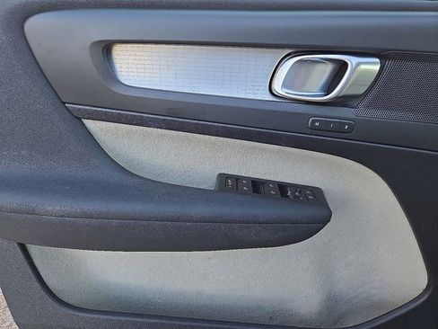 Certified 2021 Volvo XC40 T5 Momentum w/ Premium Package image 18