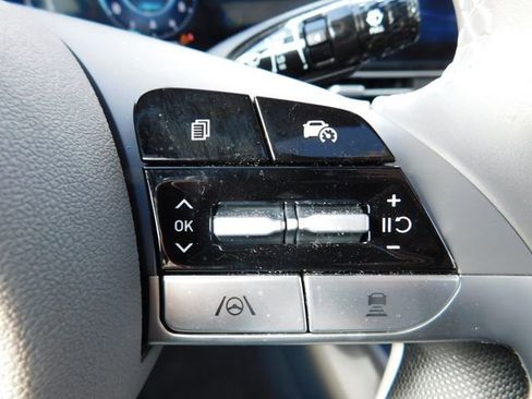 Used 2025 Hyundai Elantra SEL image 23