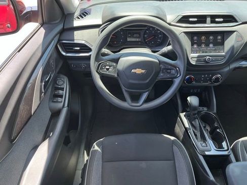Used 2022 Chevrolet TrailBlazer LT w/ Confidence II Package FWD image 9