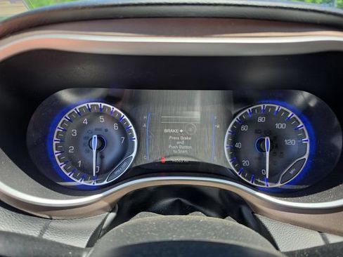 Used 2017 Chrysler Pacifica Touring-L FWD image 17