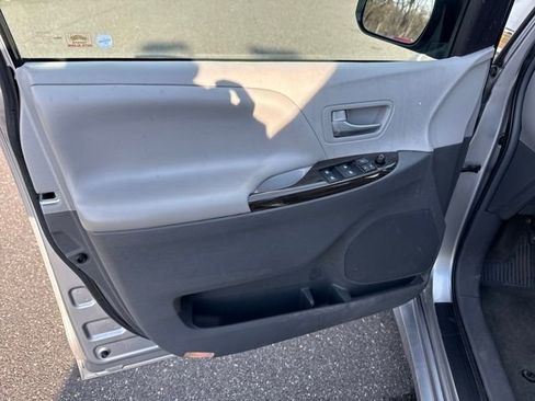 Used 2018 Toyota Sienna XLE image 16