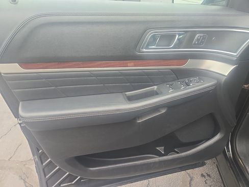 Used 2017 Ford Explorer Platinum image 12