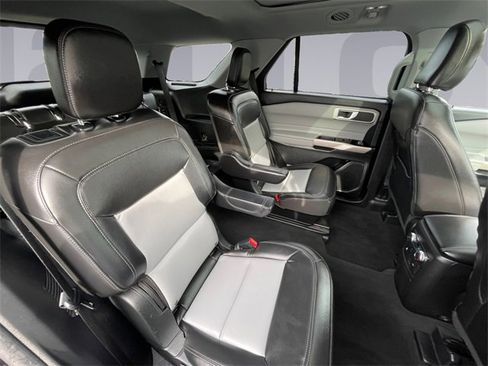 Used 2022 Ford Explorer XLT w/ Equipment Group 202A image 18