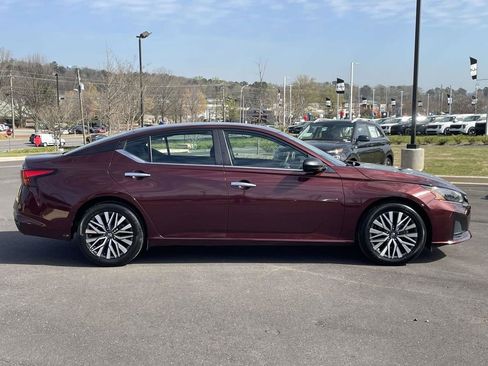 Used 2024 Nissan Altima 2.5 SV image 2