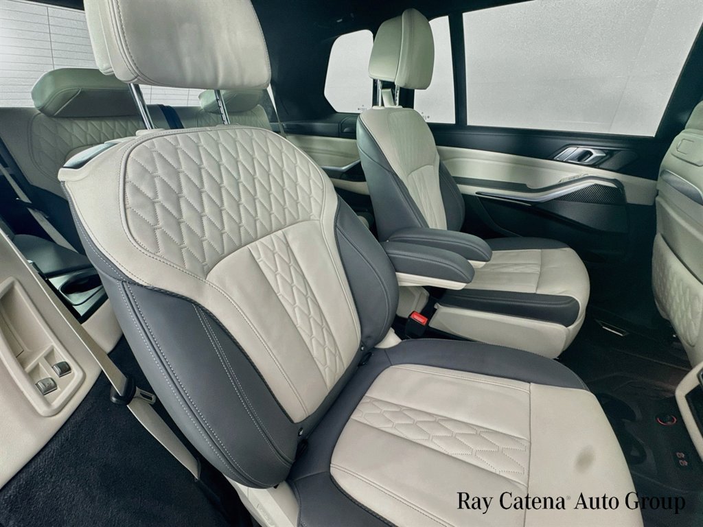 Used 2025 BMW X7 M60i AWD/4WD image 30