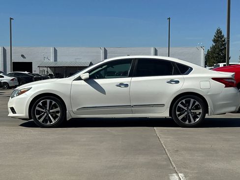 Used 2016 Nissan Altima 2.5 SR w/ LED Appearance Package image 6