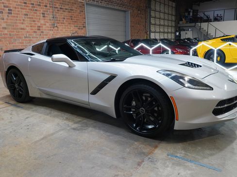 Used 2016 Chevrolet Corvette Stingray Coupe RWD image 2