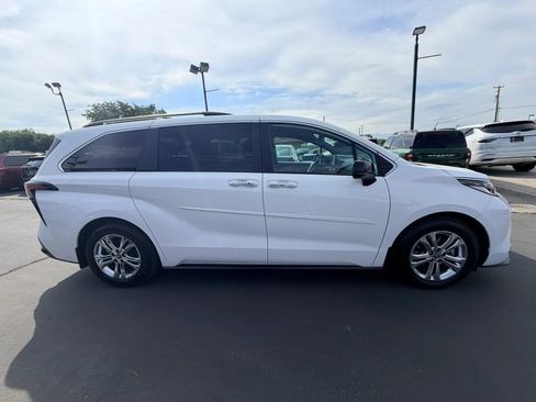 Used 2023 Toyota Sienna XSE w/ XSE Plus Package AWD/4WD image 2