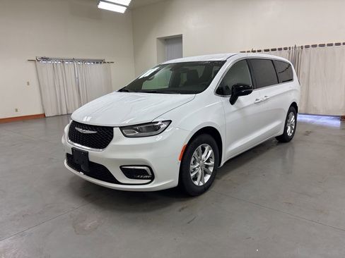 New 2026 Chrysler Pacifica Select image 4