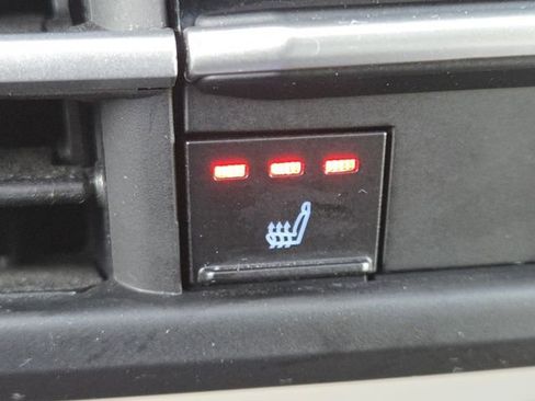 Used 2024 Toyota Sienna XLE image 6