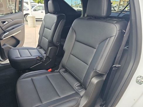 Used 2025 Chevrolet Traverse LT FWD image 15