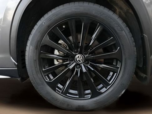 Used 2024 Toyota Highlander XSE FWD image 18