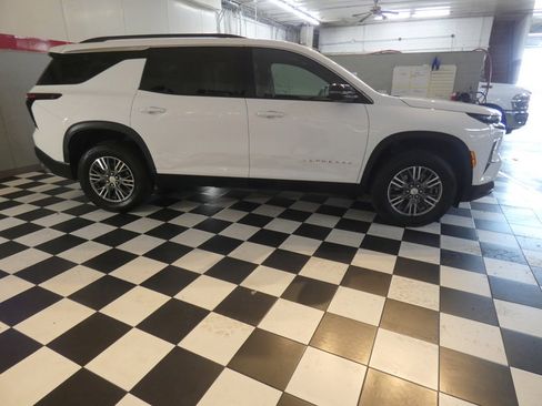 Used 2025 Chevrolet Traverse LT image 4