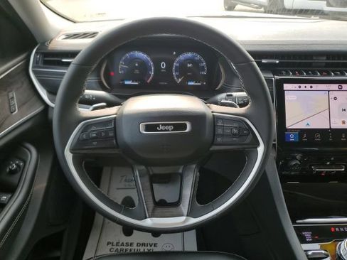 Used 2023 Jeep Grand Cherokee L Limited w/ Black Appearance Package AWD/4WD image 18