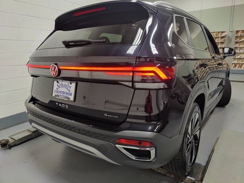 Used 2025 Volkswagen Taos SE image 12