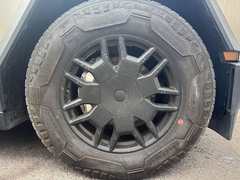 Used 2024 Tesla Cybertruck AWD Crew Cab image 10