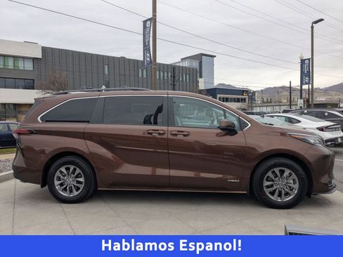 Used 2021 Toyota Sienna LE image 2