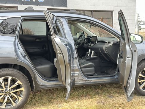 Used 2025 Toyota Corolla Cross XLE w/ Convenience Package image 22