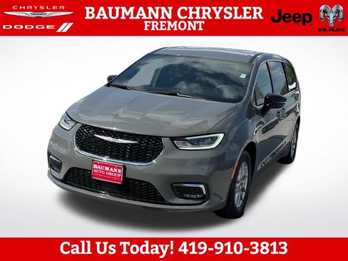 Used 2025 Chrysler Pacifica Select FWD image 2