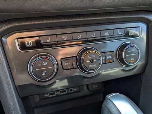Used 2019 Volkswagen Tiguan SE FWD image 25