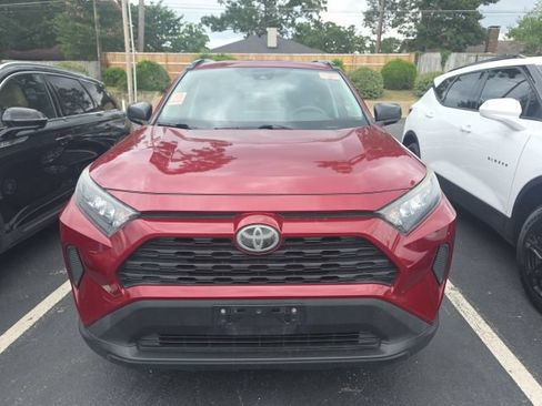 Used 2019 Toyota RAV4 LE FWD image 2