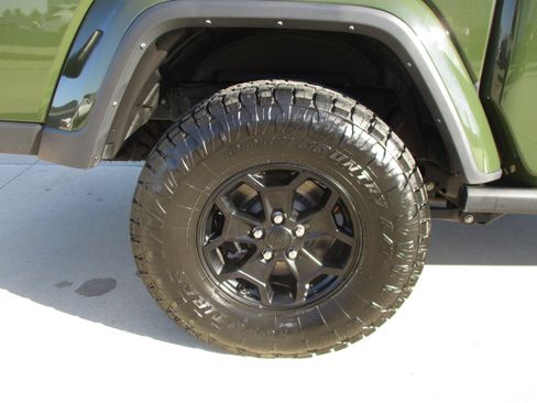 Used 2022 Jeep Gladiator Sport image 13