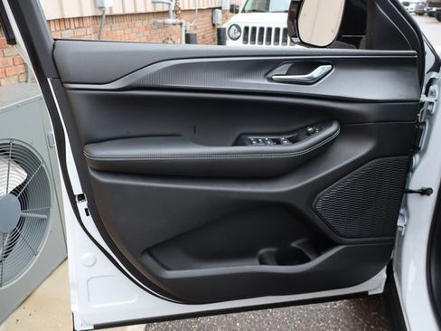 New 2025 Jeep Grand Cherokee Altitude image 8