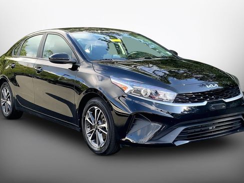 Used 2023 Kia Forte LXS FWD image 3