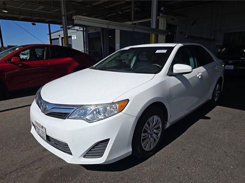 Used 2014 Toyota Camry LE FWD image 1