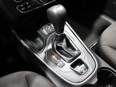 Used 2019 Jeep Cherokee Latitude w/ Popular Appearance Group FWD image 18