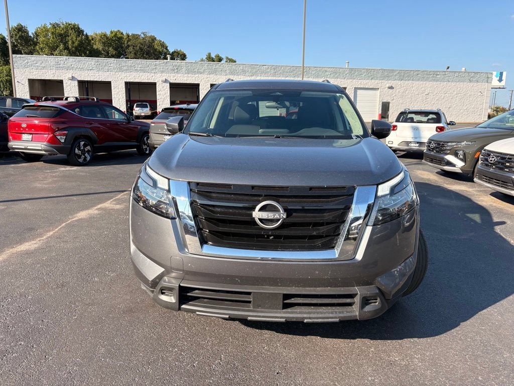 Used 2025 Nissan Pathfinder SV FWD image 2
