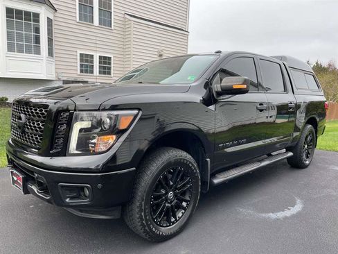 Used 2018 Nissan Titan SV w/ SV Convenience Package image 2