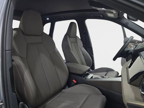 Certified 2025 Audi Q5 2.0T Premium Plus w/ Premium Plus image 12