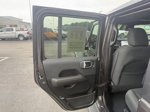 Used 2025 Jeep Wrangler Unlimited Sahara AWD/4WD image 38
