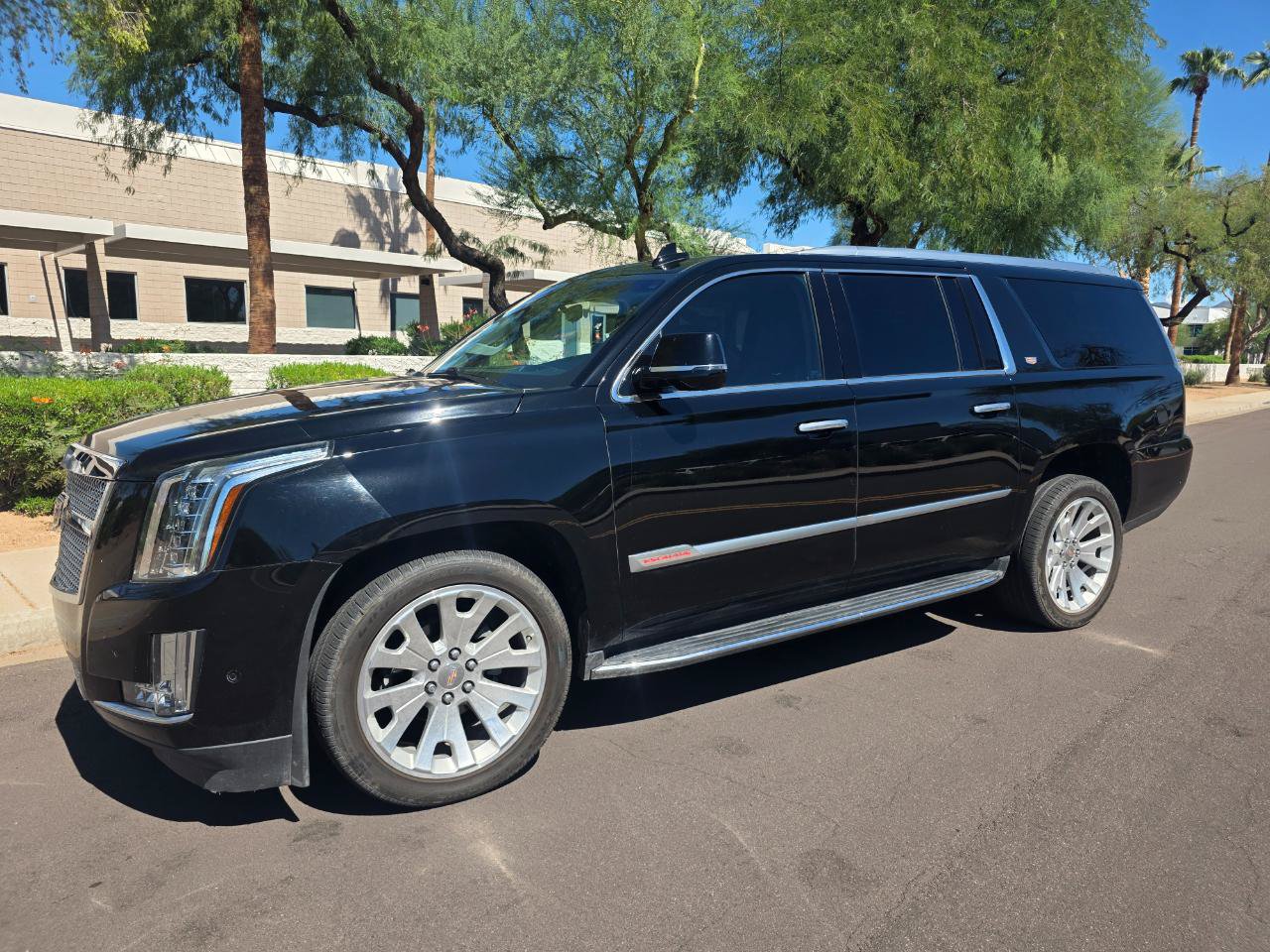Used 2019 Cadillac Escalade ESV Luxury AWD/4WD image 2