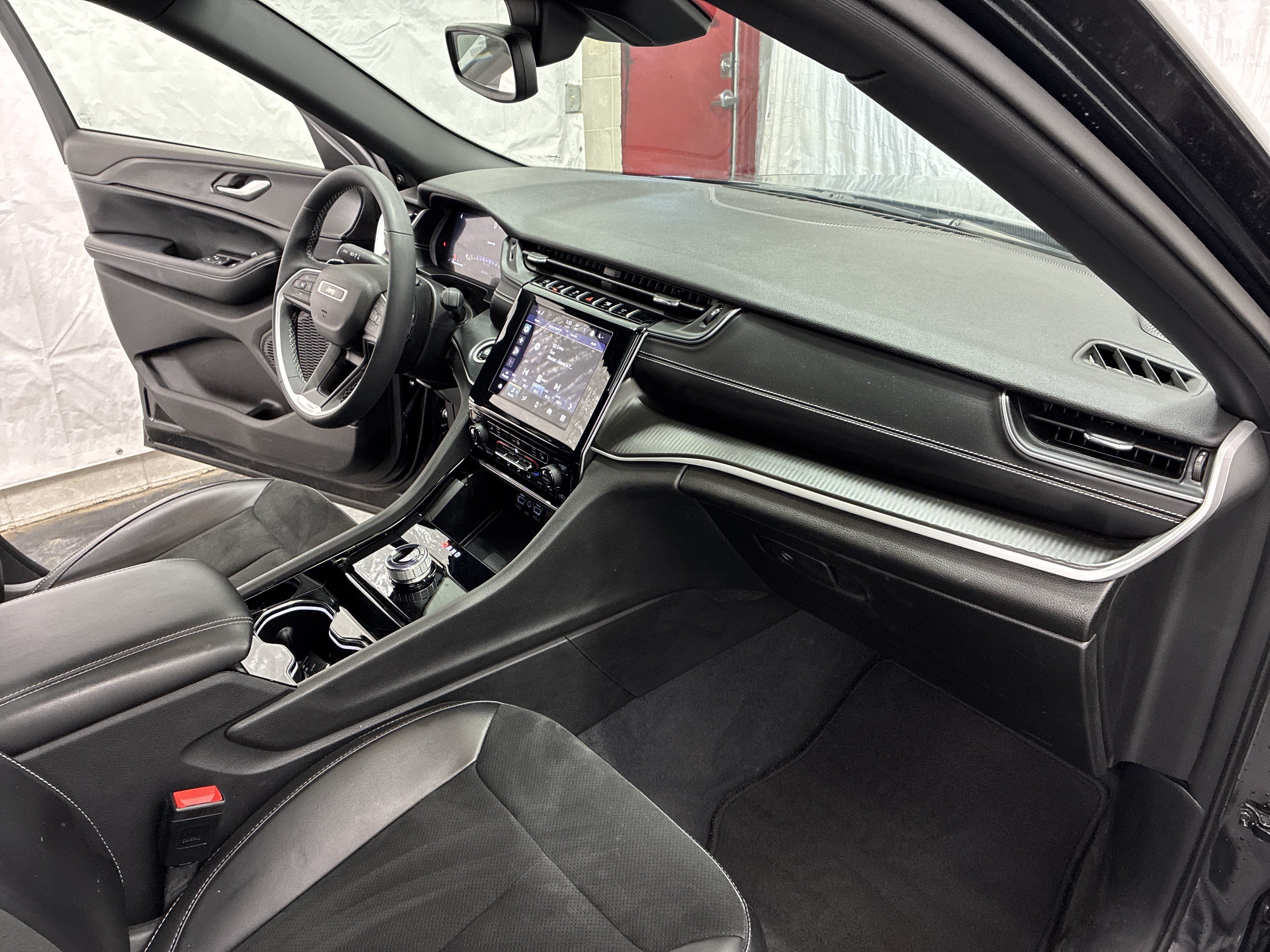 Used 2023 Jeep Grand Cherokee Altitude AWD/4WD image 16