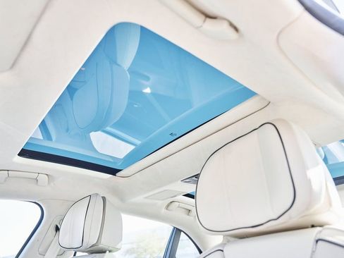 Used 2024 Bentley Flying Spur V8 image 45