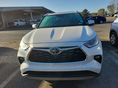 Used 2024 Toyota Highlander Platinum image 9