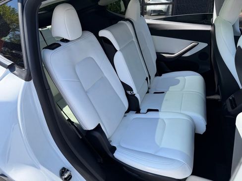 Used 2022 Tesla Model Y Long Range image 36