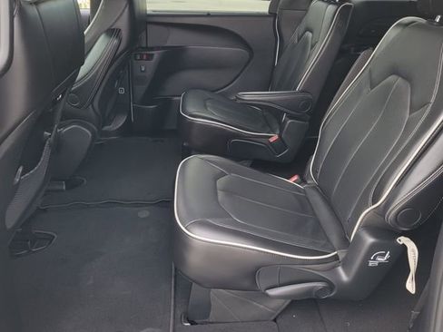 Used 2025 Chrysler Pacifica Limited FWD image 11