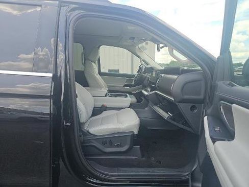 Used 2025 Ford Expedition Platinum AWD/4WD image 11