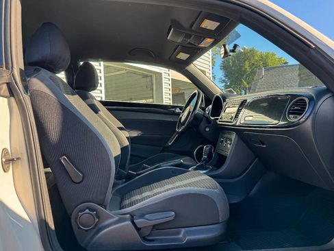 Used 2012 Volkswagen Beetle Launch Edition FWD image 11