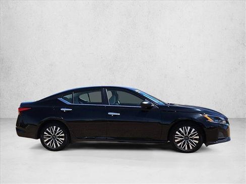 Used 2025 Nissan Altima 2.5 SV FWD image 4