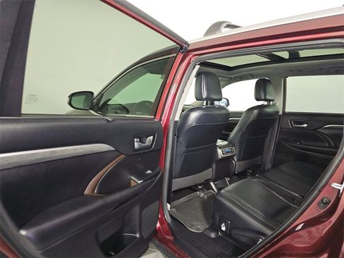 Used 2018 Toyota Highlander Limited Platinum image 18