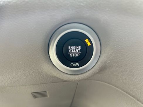 Used 2023 Chrysler Pacifica Touring-L FWD image 28