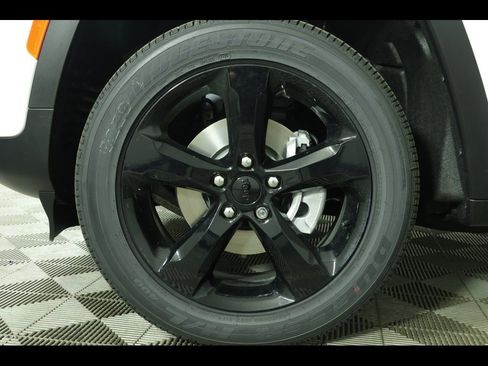 New 2025 Jeep Grand Cherokee Altitude image 14