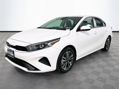 Used 2023 Kia Forte LXS image 3