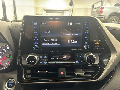 Used 2020 Toyota Highlander LE image 21